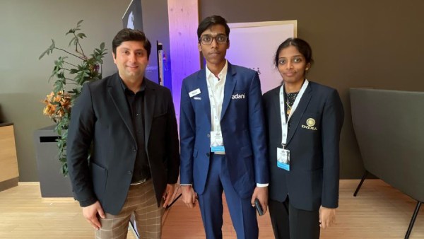 进步党印度裔国会议员 Himanshu Gulati 在挪威国际象棋比赛第一天开始前与 Praggnanandhaa 和 Vaishali 合影。