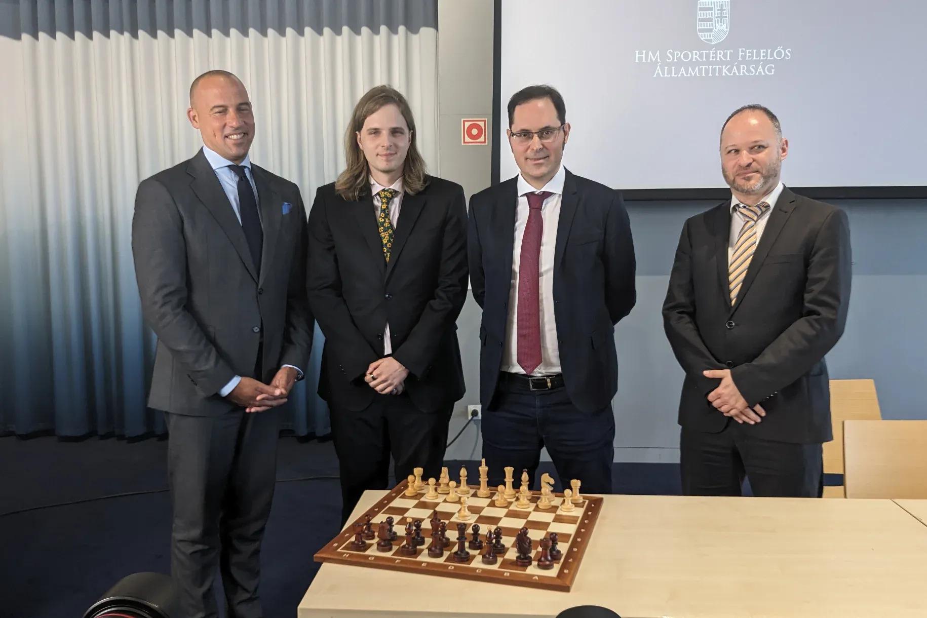 理查德·拉波特 (Richard Rapport) 和莱科 (Leko) 与匈牙利国家体育部长亚当·施密特 (Adam Schmidt)（左）和匈牙利国际象棋联合会主席佐尔坦·波利安斯基 (Zoltán Polyánszky)。照片：匈牙利国际象棋联合会